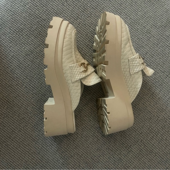 Willow Tree crème Audra. Size 6 
AUDRA mule loafers soft faux snakeskin leather - Picture 2 of 8